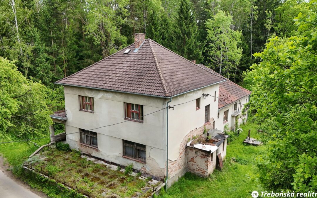 Prodej pozemku 4398 m2 s rodinným domem České Velenice