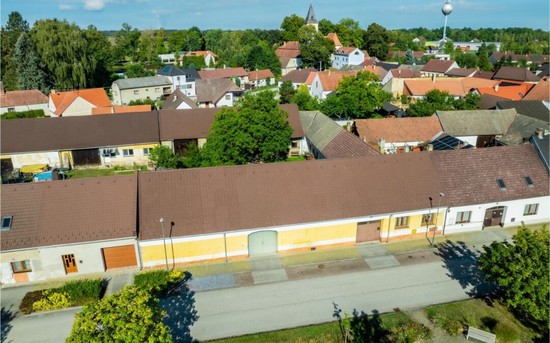 Prodej chalupy s uzavřeným dvorem a hospodářskými stavbami Lomnice nad Lužnicí