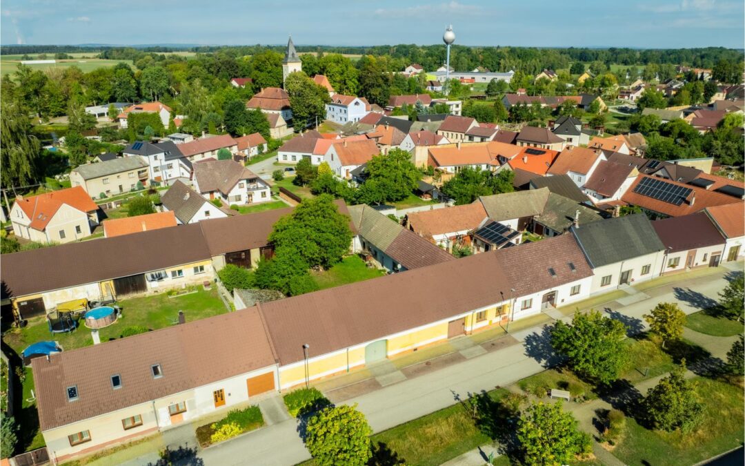 Prodej chalupy s uzavřeným dvorem a hospodářskými stavbami Lomnice nad Lužnicí